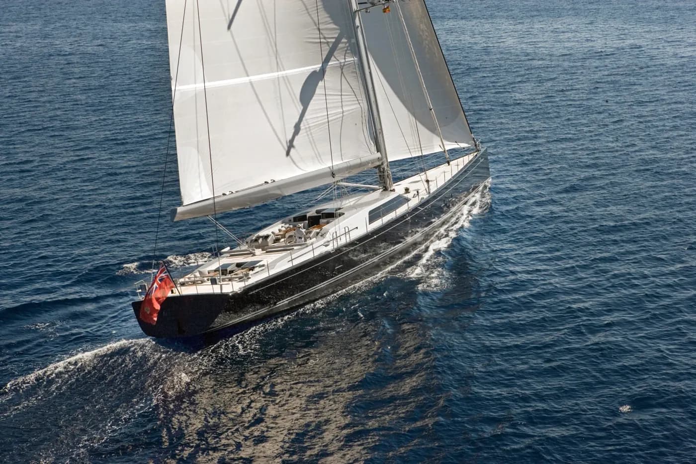 Un superiot de vela escorat amb totes les veles, vist des de dalt