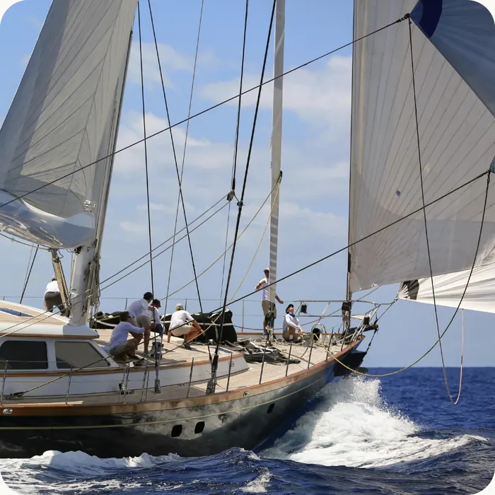 Tripulants treballant junts a coberta navegant a vela
